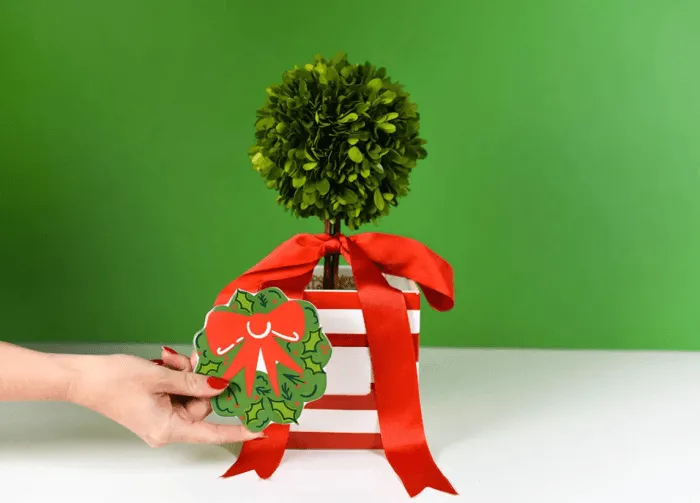 HOLLY WREATH MINI ATTACHMENT